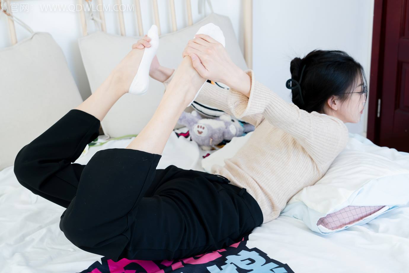图片[31]-物恋传媒 NO.2290 茯苓-板鞋、皮鞋、白船袜、黑棉袜、皮筋绑脚老头乐挠脚剧情[150P] – 速更版-美库
