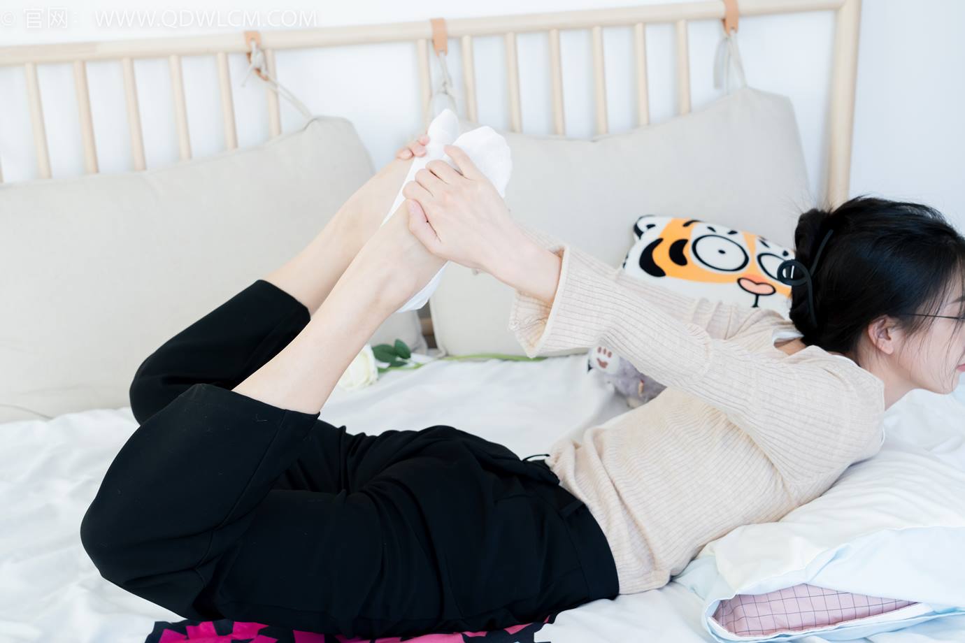 图片[32]-物恋传媒 NO.2290 茯苓-板鞋、皮鞋、白船袜、黑棉袜、皮筋绑脚老头乐挠脚剧情[150P] – 速更版-美库