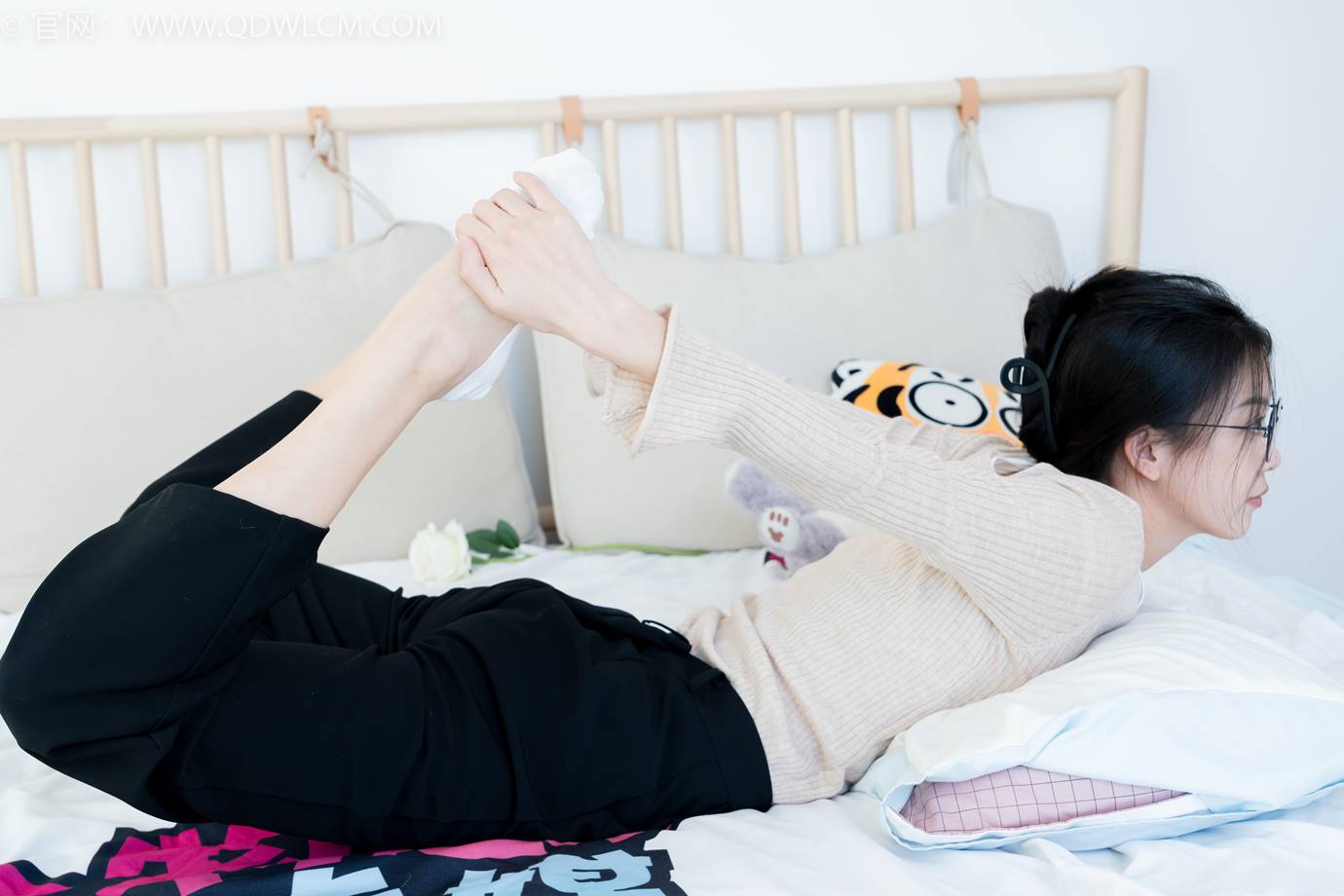 图片[33]-物恋传媒 NO.2290 茯苓-板鞋、皮鞋、白船袜、黑棉袜、皮筋绑脚老头乐挠脚剧情[150P] – 速更版-美库