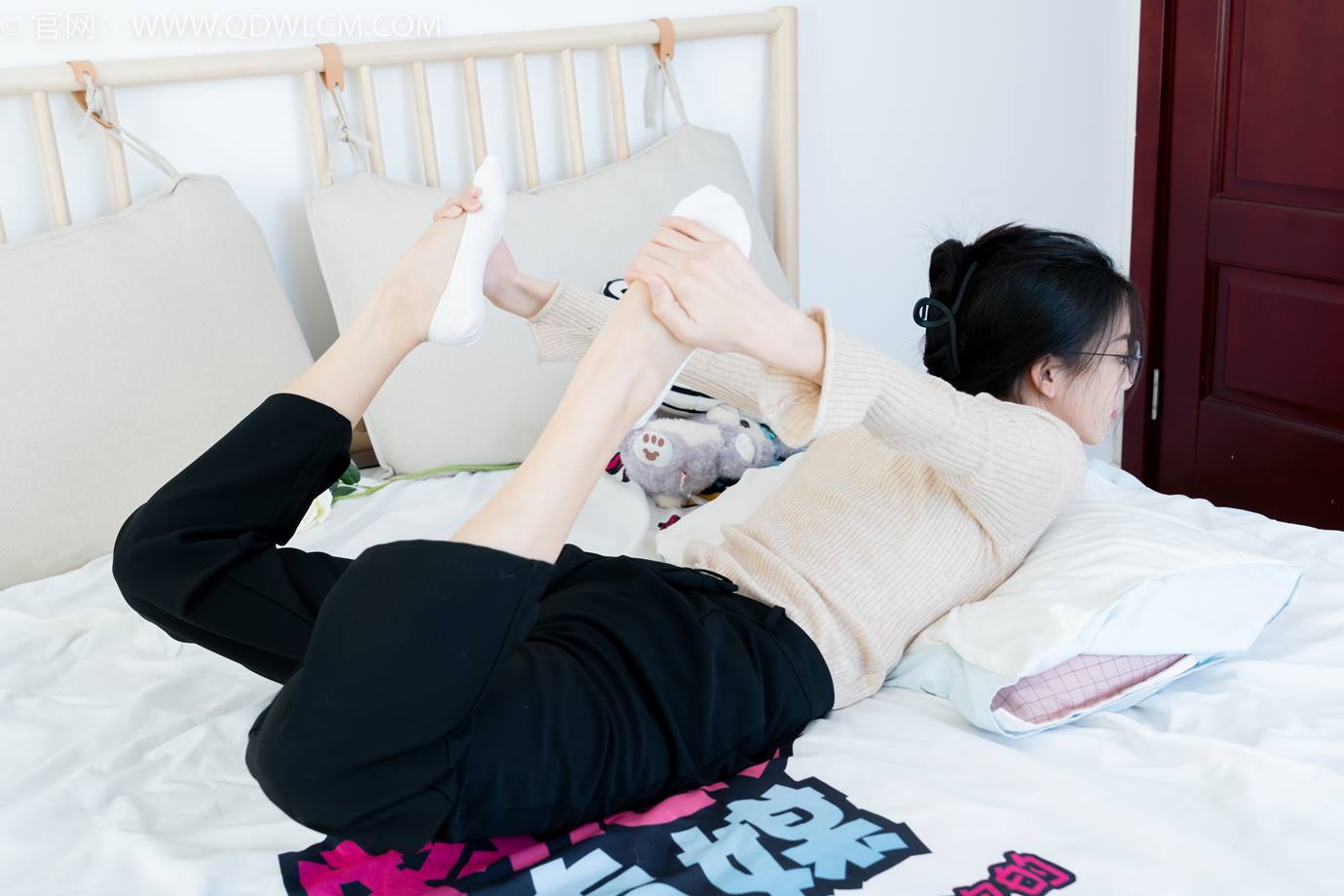 图片[34]-物恋传媒 NO.2290 茯苓-板鞋、皮鞋、白船袜、黑棉袜、皮筋绑脚老头乐挠脚剧情[150P] – 速更版-美库