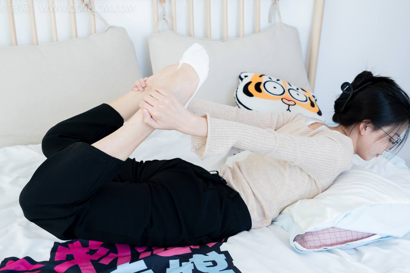 图片[40]-物恋传媒 NO.2290 茯苓-板鞋、皮鞋、白船袜、黑棉袜、皮筋绑脚老头乐挠脚剧情[150P] – 速更版-美库