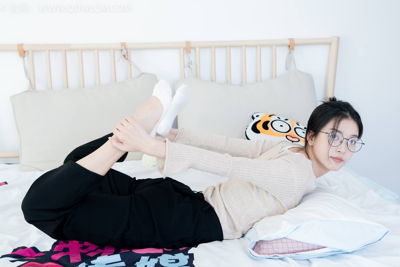 图片[41]-物恋传媒 NO.2290 茯苓-板鞋、皮鞋、白船袜、黑棉袜、皮筋绑脚老头乐挠脚剧情[150P] – 速更版-美库