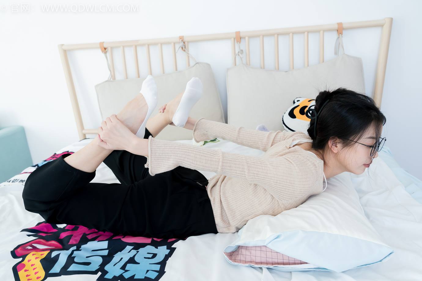 图片[42]-物恋传媒 NO.2290 茯苓-板鞋、皮鞋、白船袜、黑棉袜、皮筋绑脚老头乐挠脚剧情[150P] – 速更版-美库