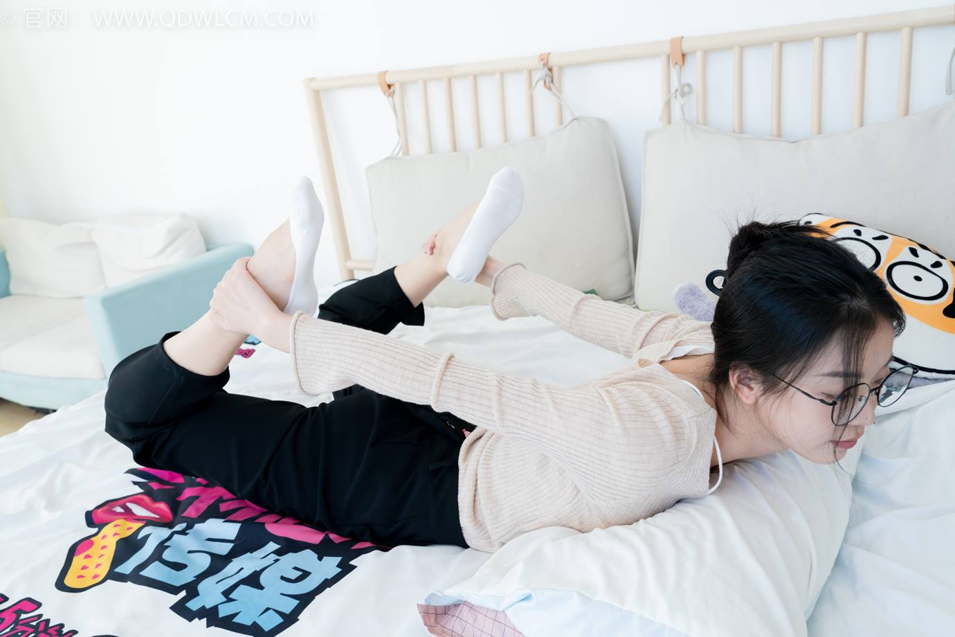 图片[43]-物恋传媒 NO.2290 茯苓-板鞋、皮鞋、白船袜、黑棉袜、皮筋绑脚老头乐挠脚剧情[150P] – 速更版-美库