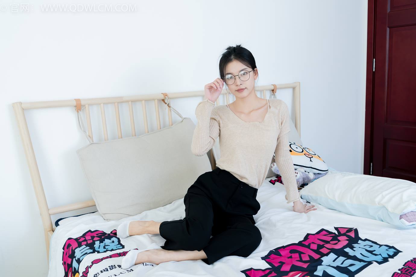 图片[46]-物恋传媒 NO.2290 茯苓-板鞋、皮鞋、白船袜、黑棉袜、皮筋绑脚老头乐挠脚剧情[150P] – 速更版-美库