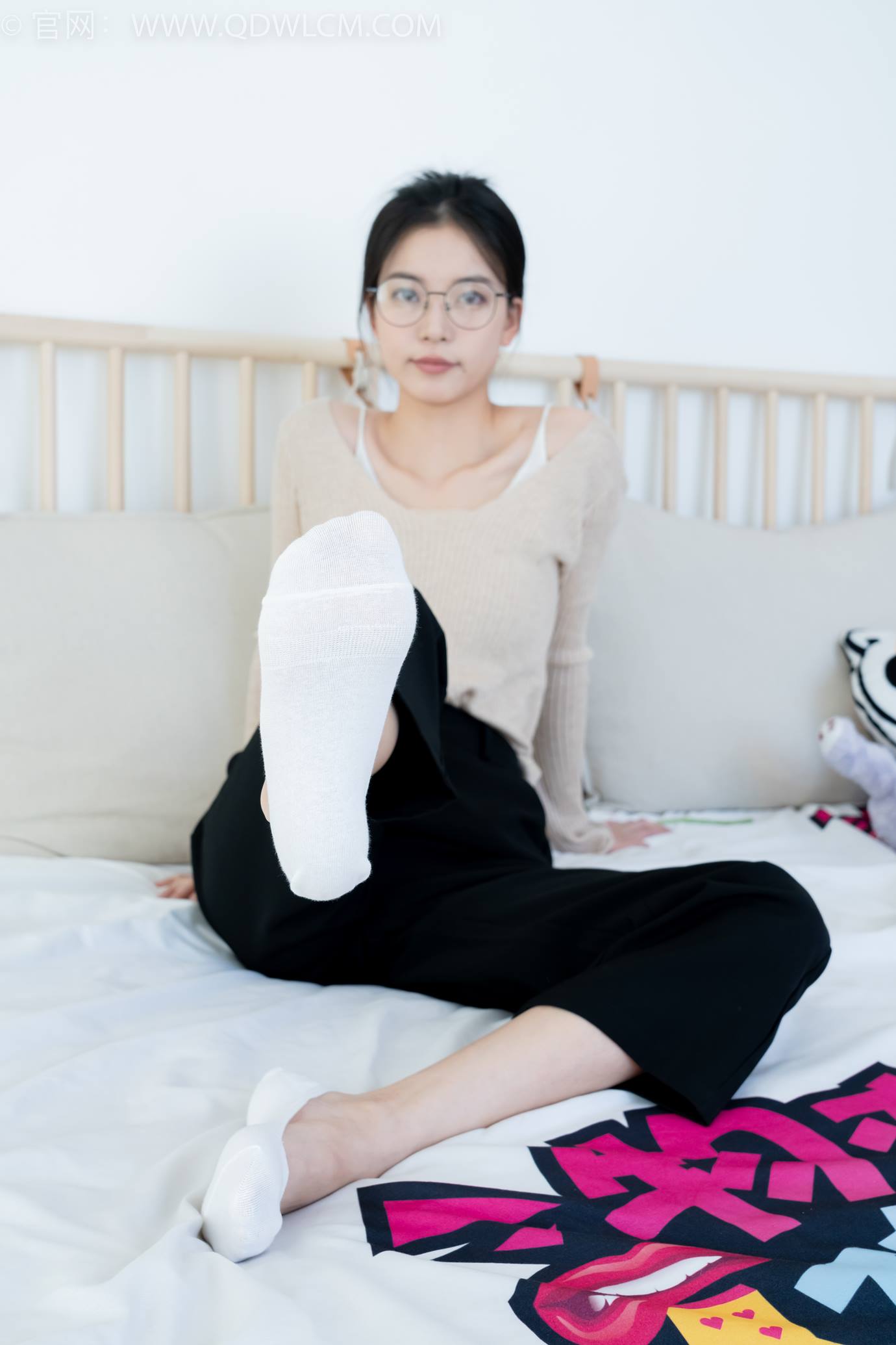 图片[61]-物恋传媒 NO.2290 茯苓-板鞋、皮鞋、白船袜、黑棉袜、皮筋绑脚老头乐挠脚剧情[150P] – 速更版-美库