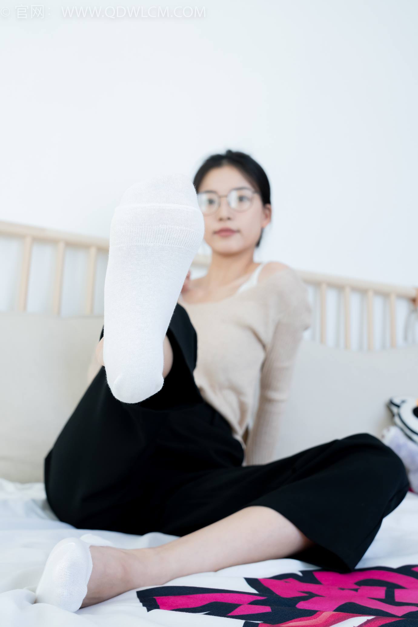 图片[62]-物恋传媒 NO.2290 茯苓-板鞋、皮鞋、白船袜、黑棉袜、皮筋绑脚老头乐挠脚剧情[150P] – 速更版-美库