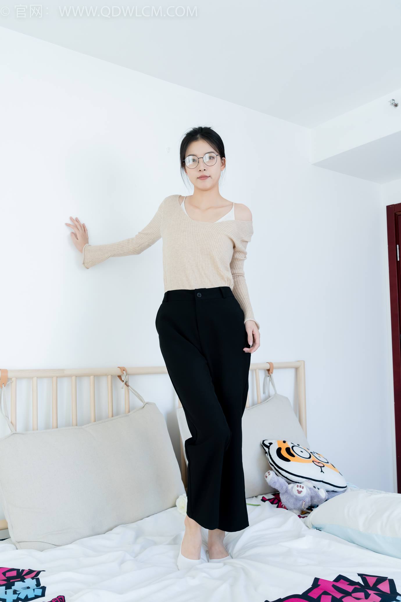 图片[70]-物恋传媒 NO.2290 茯苓-板鞋、皮鞋、白船袜、黑棉袜、皮筋绑脚老头乐挠脚剧情[150P] – 速更版-美库