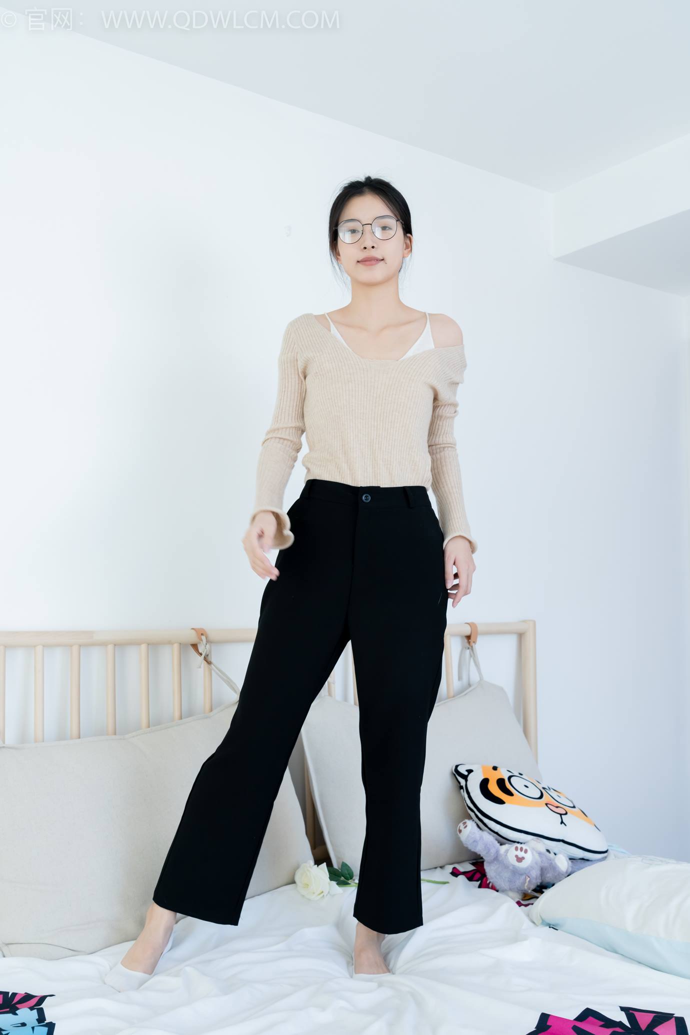 图片[71]-物恋传媒 NO.2290 茯苓-板鞋、皮鞋、白船袜、黑棉袜、皮筋绑脚老头乐挠脚剧情[150P] – 速更版-美库