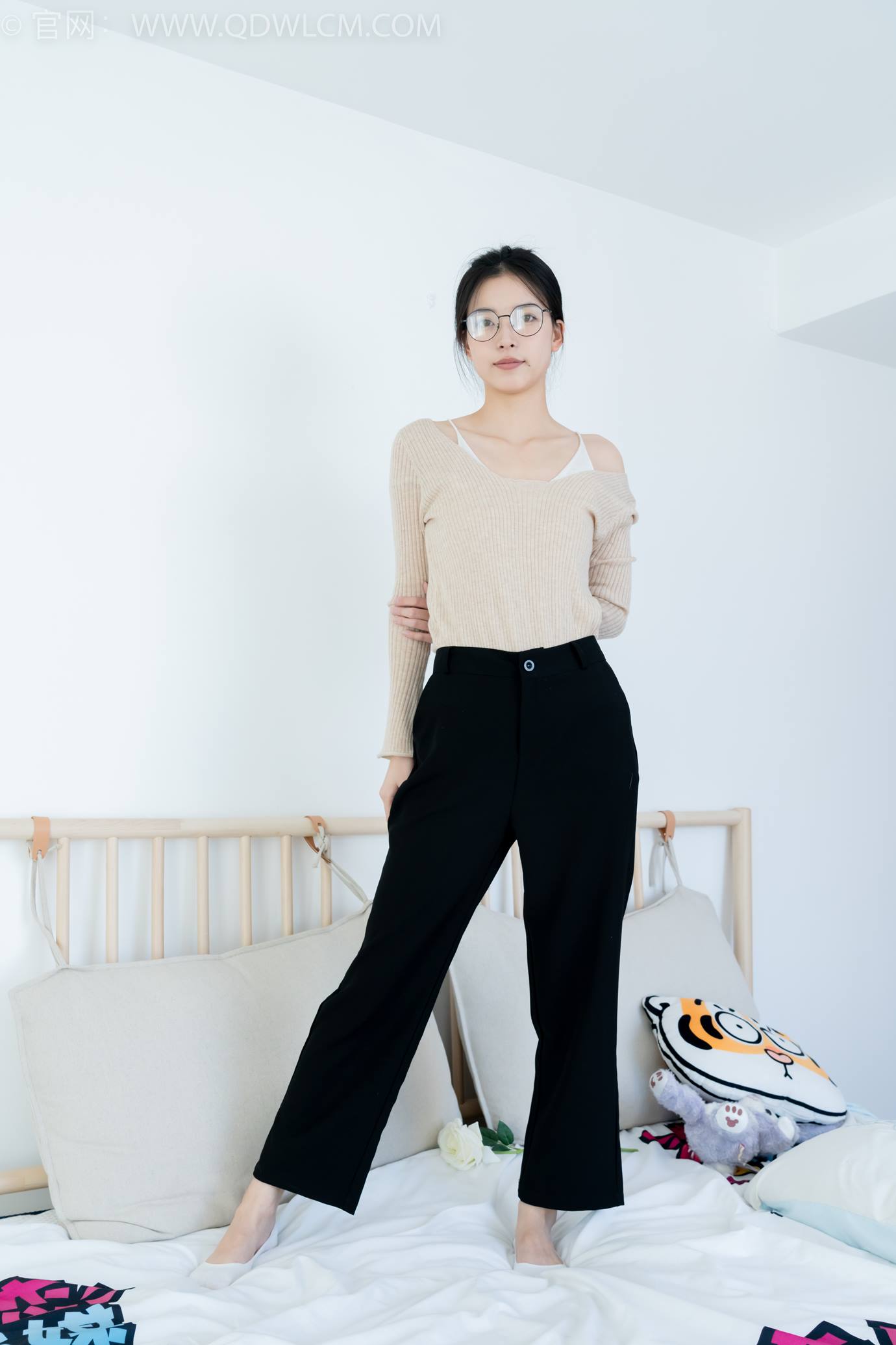 图片[72]-物恋传媒 NO.2290 茯苓-板鞋、皮鞋、白船袜、黑棉袜、皮筋绑脚老头乐挠脚剧情[150P] – 速更版-美库