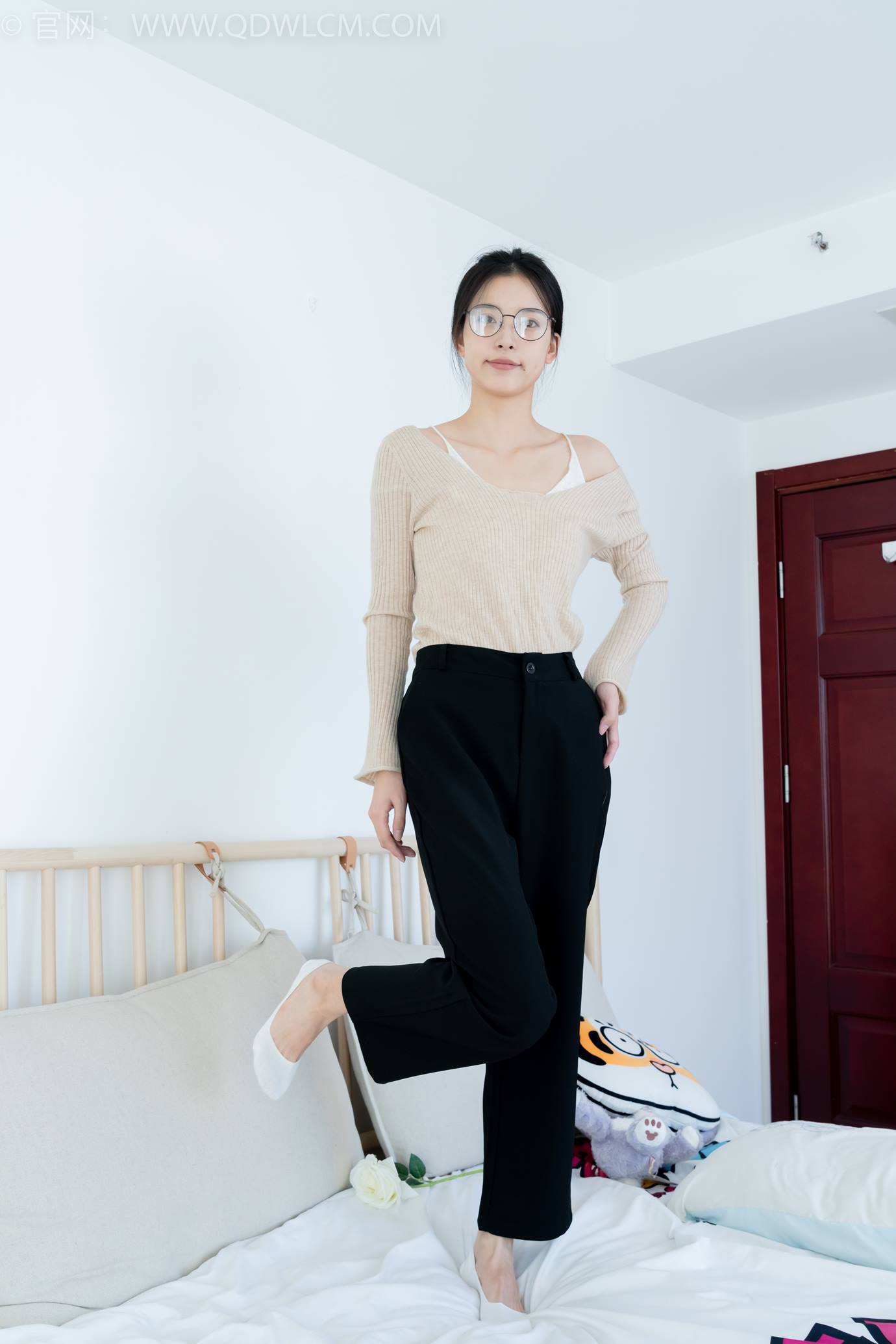 图片[73]-物恋传媒 NO.2290 茯苓-板鞋、皮鞋、白船袜、黑棉袜、皮筋绑脚老头乐挠脚剧情[150P] – 速更版-美库