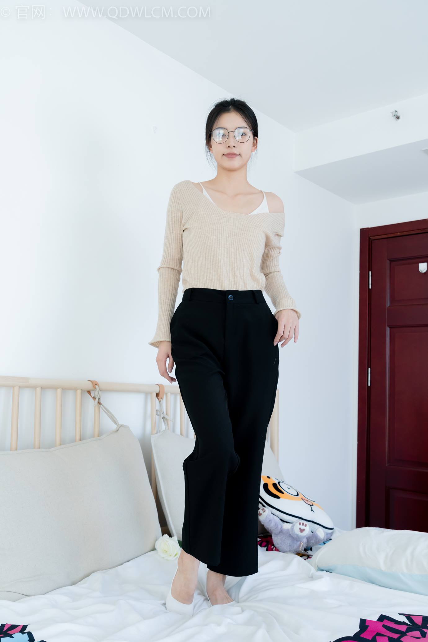 图片[74]-物恋传媒 NO.2290 茯苓-板鞋、皮鞋、白船袜、黑棉袜、皮筋绑脚老头乐挠脚剧情[150P] – 速更版-美库