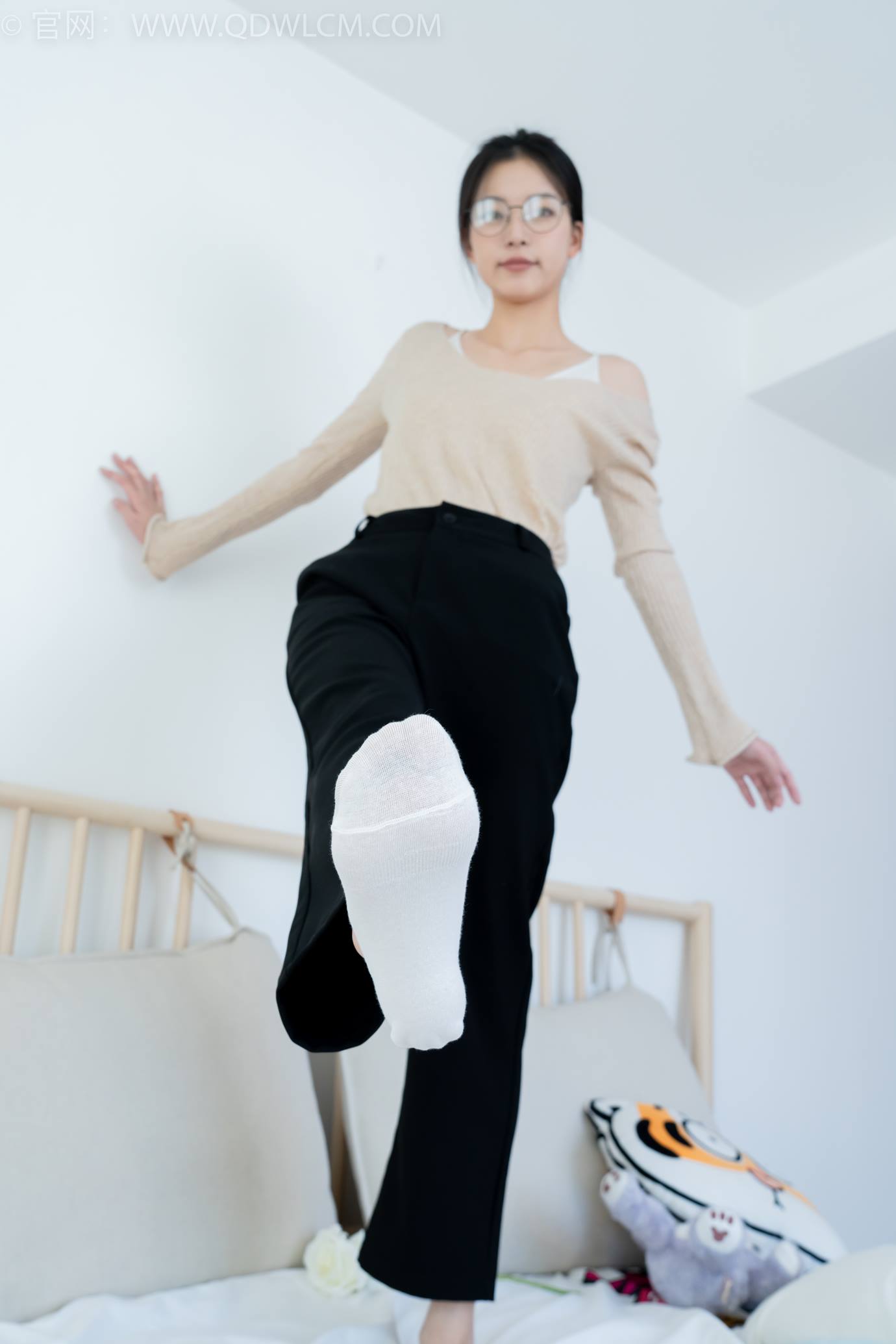 图片[76]-物恋传媒 NO.2290 茯苓-板鞋、皮鞋、白船袜、黑棉袜、皮筋绑脚老头乐挠脚剧情[150P] – 速更版-美库