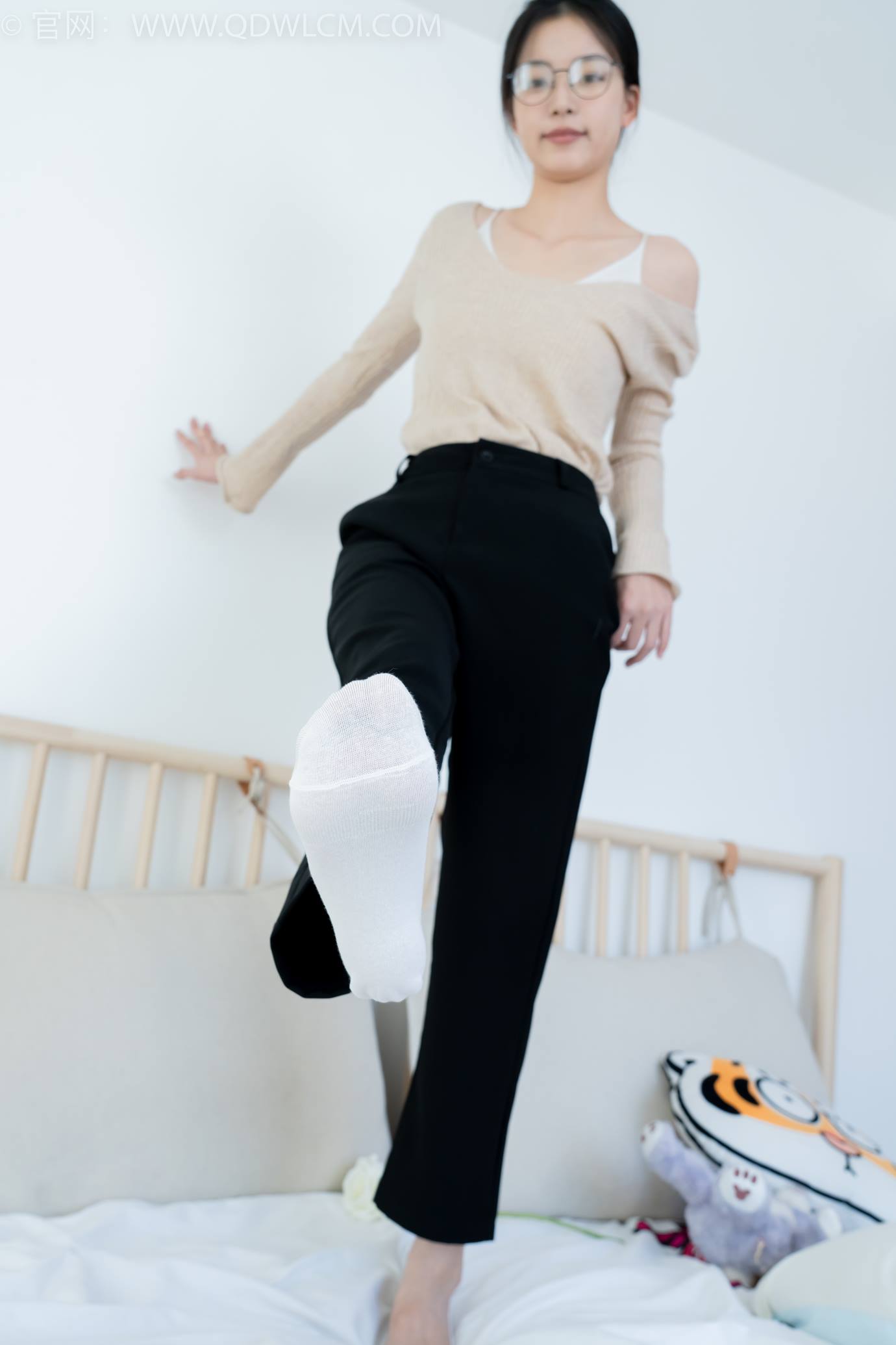 图片[77]-物恋传媒 NO.2290 茯苓-板鞋、皮鞋、白船袜、黑棉袜、皮筋绑脚老头乐挠脚剧情[150P] – 速更版-美库