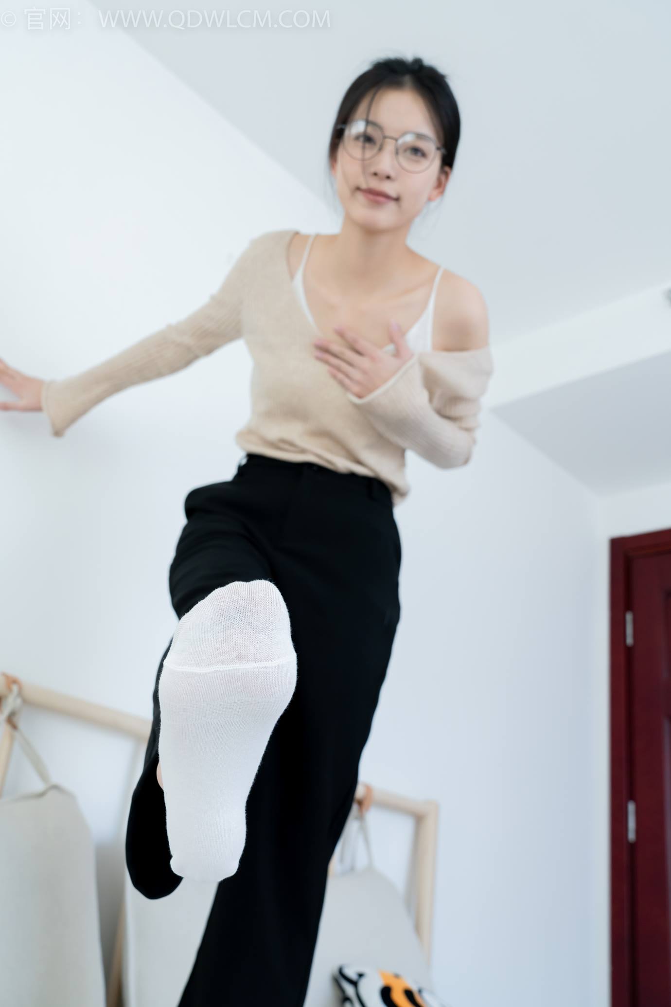 图片[78]-物恋传媒 NO.2290 茯苓-板鞋、皮鞋、白船袜、黑棉袜、皮筋绑脚老头乐挠脚剧情[150P] – 速更版-美库