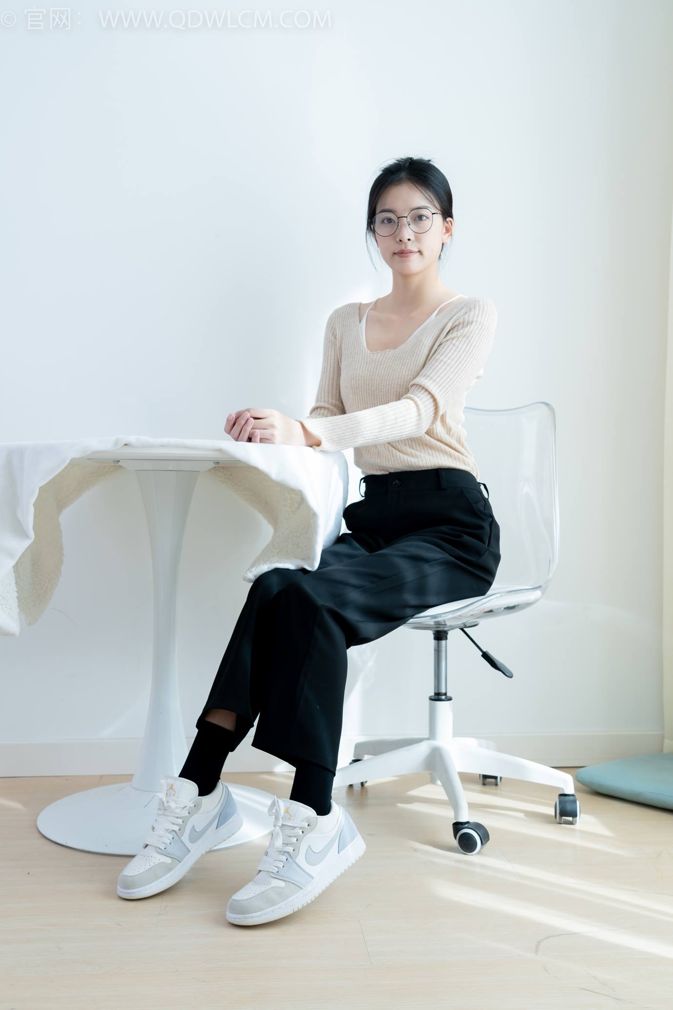 图片[86]-物恋传媒 NO.2290 茯苓-板鞋、皮鞋、白船袜、黑棉袜、皮筋绑脚老头乐挠脚剧情[150P] – 速更版-美库