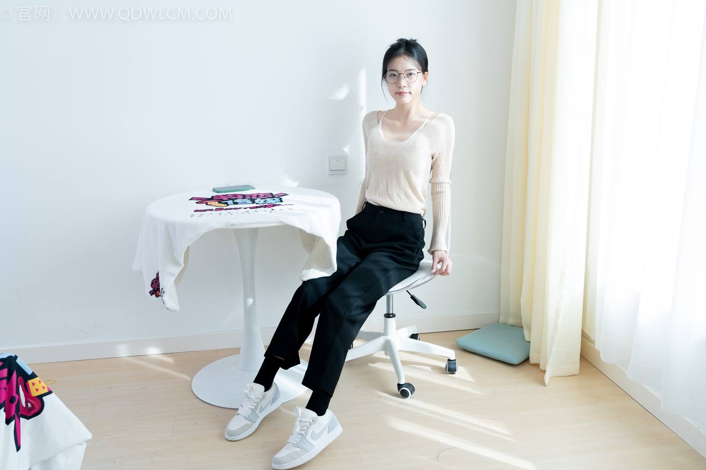 图片[87]-物恋传媒 NO.2290 茯苓-板鞋、皮鞋、白船袜、黑棉袜、皮筋绑脚老头乐挠脚剧情[150P] – 速更版-美库