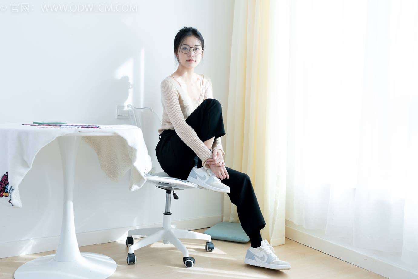 图片[92]-物恋传媒 NO.2290 茯苓-板鞋、皮鞋、白船袜、黑棉袜、皮筋绑脚老头乐挠脚剧情[150P] – 速更版-美库