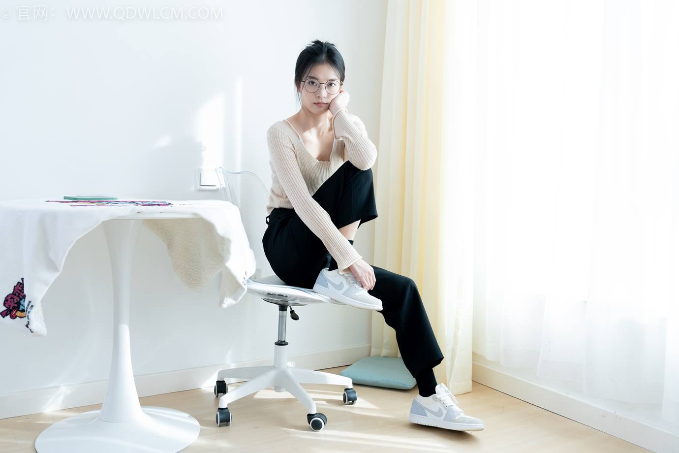 图片[93]-物恋传媒 NO.2290 茯苓-板鞋、皮鞋、白船袜、黑棉袜、皮筋绑脚老头乐挠脚剧情[150P] – 速更版-美库