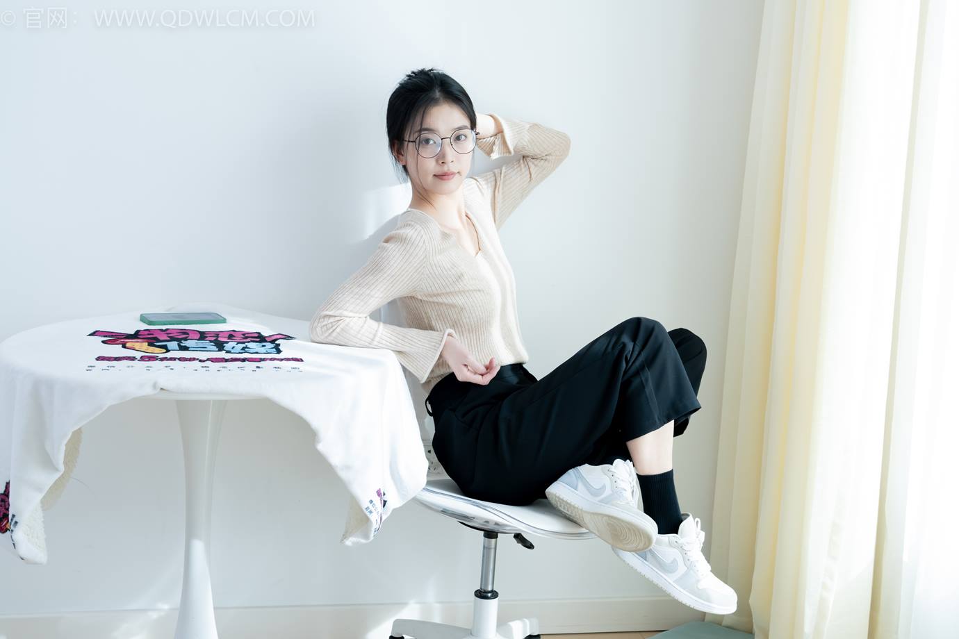 图片[96]-物恋传媒 NO.2290 茯苓-板鞋、皮鞋、白船袜、黑棉袜、皮筋绑脚老头乐挠脚剧情[150P] – 速更版-美库