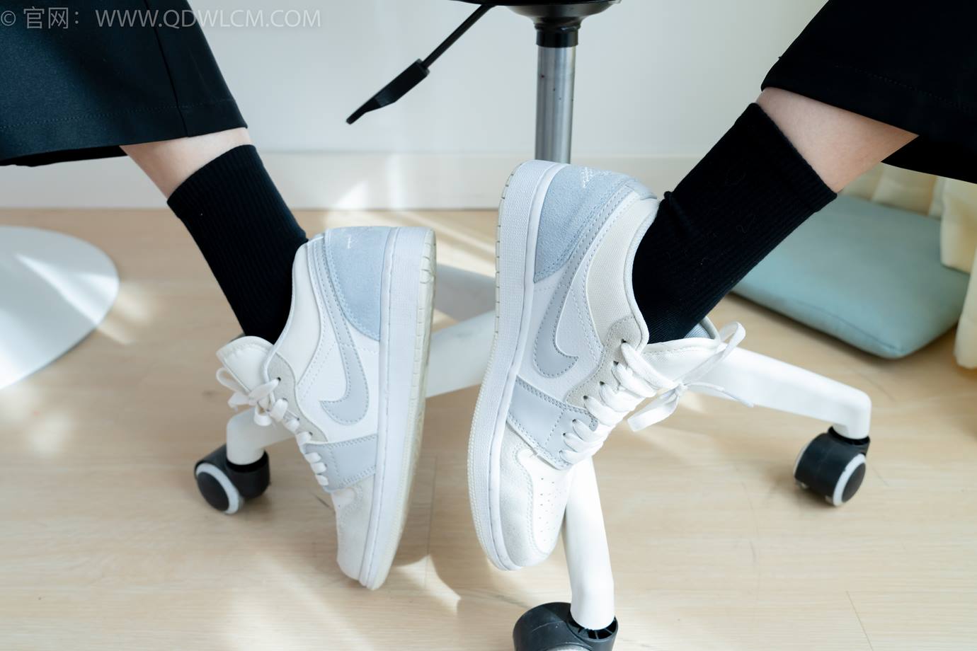 图片[98]-物恋传媒 NO.2290 茯苓-板鞋、皮鞋、白船袜、黑棉袜、皮筋绑脚老头乐挠脚剧情[150P] – 速更版-美库