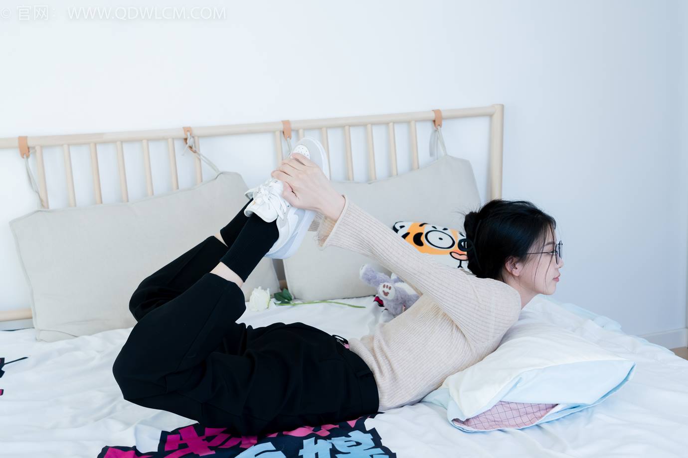 图片[99]-物恋传媒 NO.2290 茯苓-板鞋、皮鞋、白船袜、黑棉袜、皮筋绑脚老头乐挠脚剧情[150P] – 速更版-美库