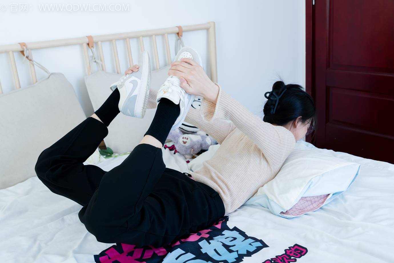 图片[100]-物恋传媒 NO.2290 茯苓-板鞋、皮鞋、白船袜、黑棉袜、皮筋绑脚老头乐挠脚剧情[150P] – 速更版-美库