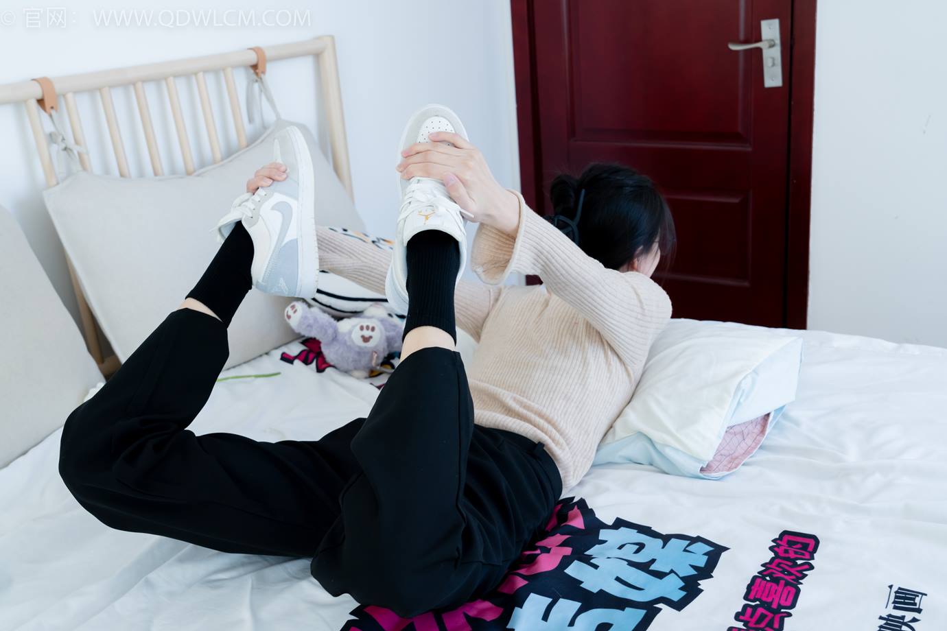 图片[101]-物恋传媒 NO.2290 茯苓-板鞋、皮鞋、白船袜、黑棉袜、皮筋绑脚老头乐挠脚剧情[150P] – 速更版-美库