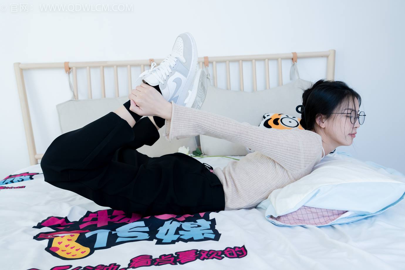 图片[103]-物恋传媒 NO.2290 茯苓-板鞋、皮鞋、白船袜、黑棉袜、皮筋绑脚老头乐挠脚剧情[150P] – 速更版-美库