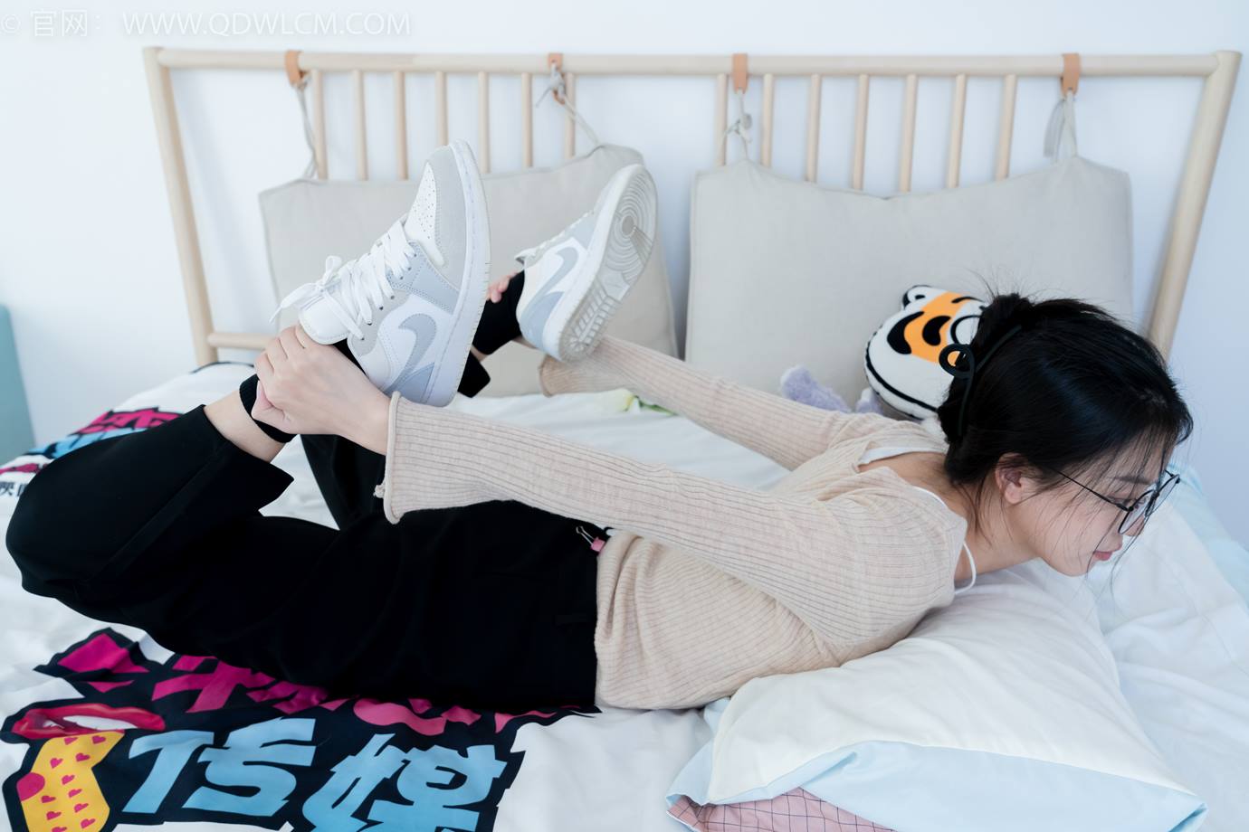 图片[104]-物恋传媒 NO.2290 茯苓-板鞋、皮鞋、白船袜、黑棉袜、皮筋绑脚老头乐挠脚剧情[150P] – 速更版-美库