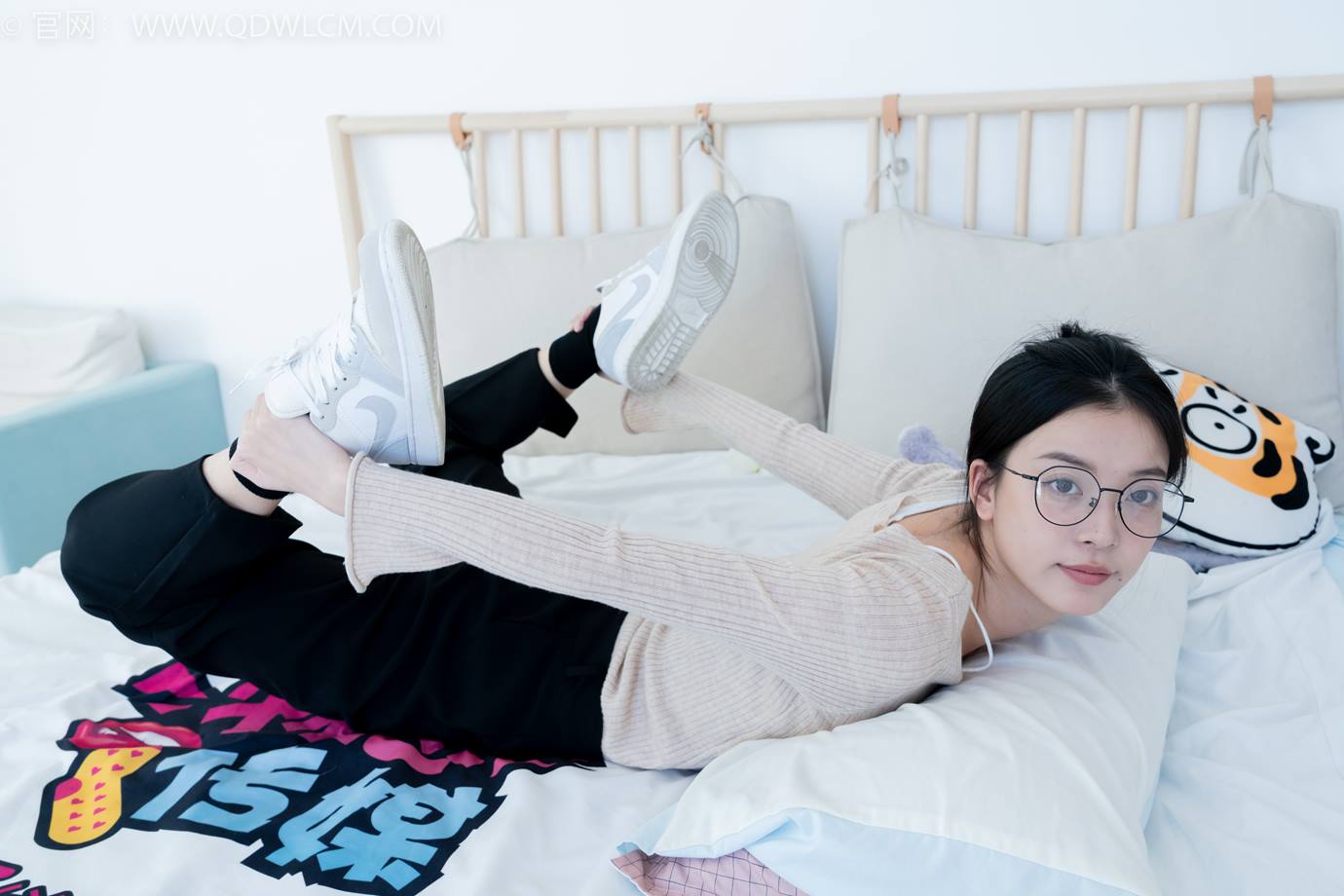 图片[105]-物恋传媒 NO.2290 茯苓-板鞋、皮鞋、白船袜、黑棉袜、皮筋绑脚老头乐挠脚剧情[150P] – 速更版-美库