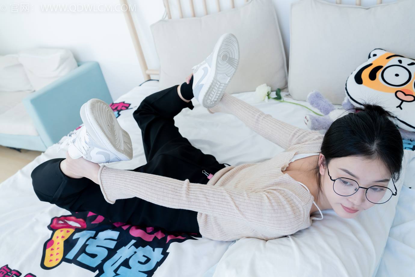 图片[106]-物恋传媒 NO.2290 茯苓-板鞋、皮鞋、白船袜、黑棉袜、皮筋绑脚老头乐挠脚剧情[150P] – 速更版-美库