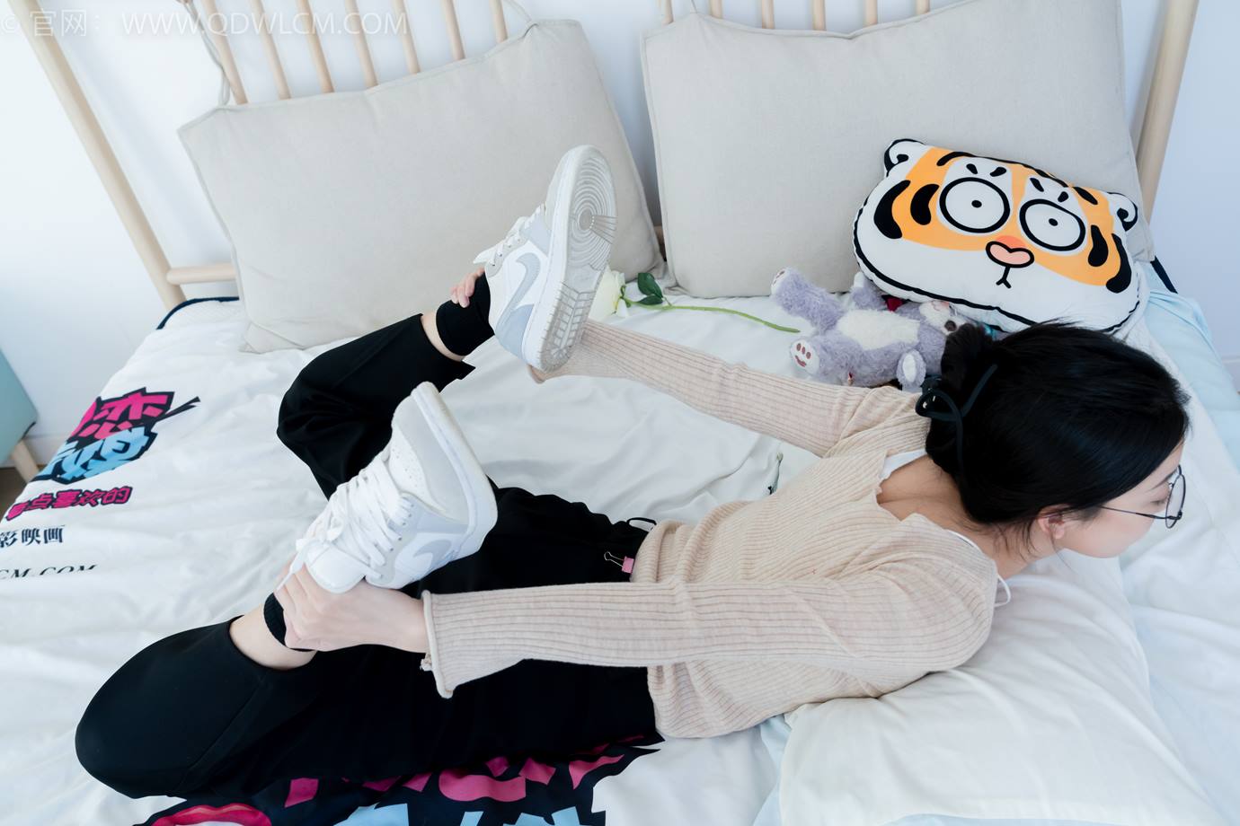 图片[107]-物恋传媒 NO.2290 茯苓-板鞋、皮鞋、白船袜、黑棉袜、皮筋绑脚老头乐挠脚剧情[150P] – 速更版-美库