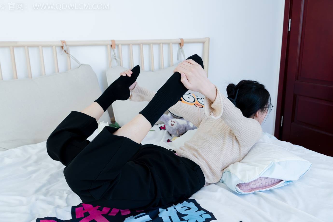 图片[108]-物恋传媒 NO.2290 茯苓-板鞋、皮鞋、白船袜、黑棉袜、皮筋绑脚老头乐挠脚剧情[150P] – 速更版-美库