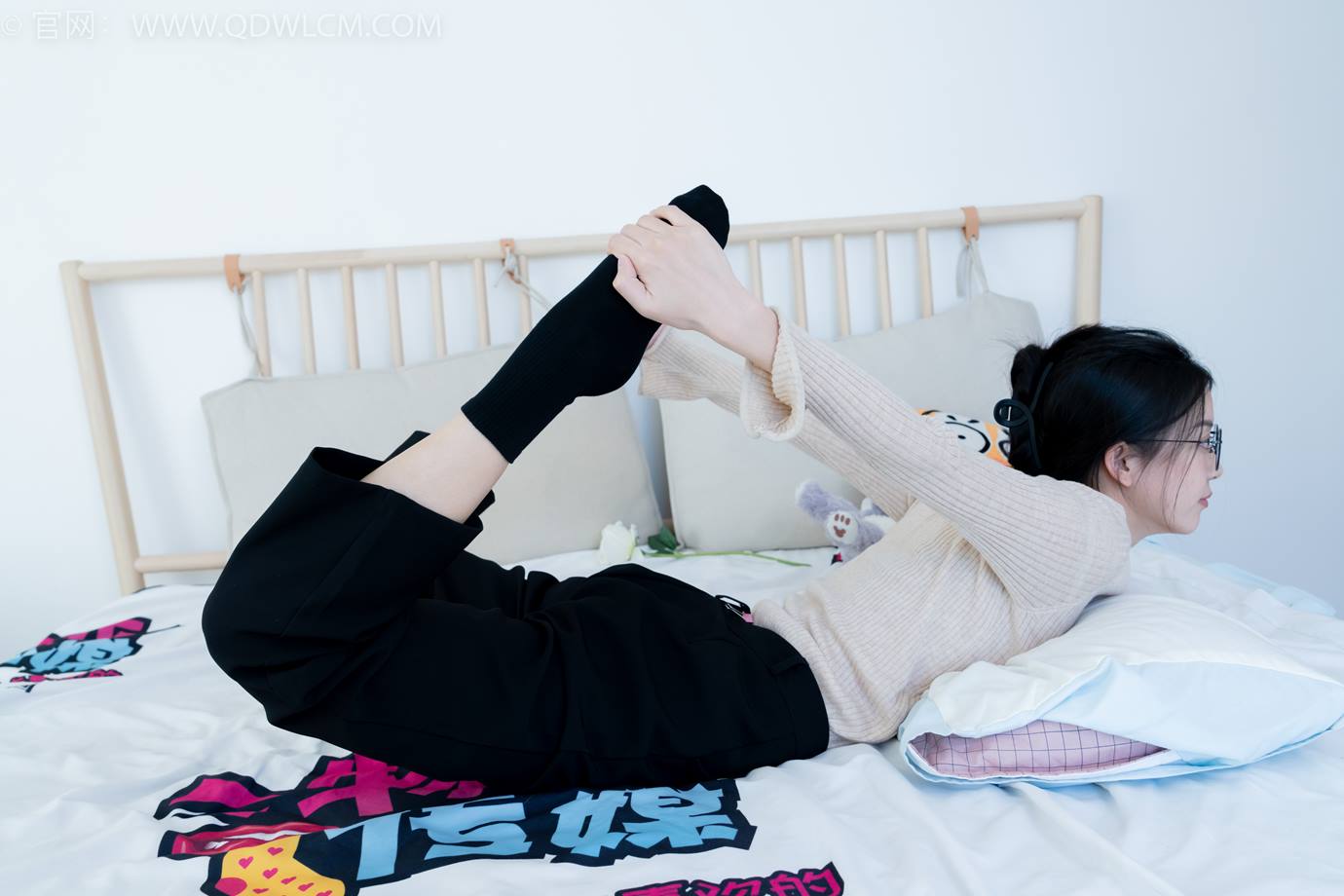 图片[109]-物恋传媒 NO.2290 茯苓-板鞋、皮鞋、白船袜、黑棉袜、皮筋绑脚老头乐挠脚剧情[150P] – 速更版-美库