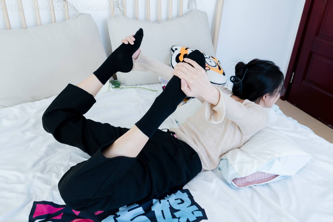 图片[111]-物恋传媒 NO.2290 茯苓-板鞋、皮鞋、白船袜、黑棉袜、皮筋绑脚老头乐挠脚剧情[150P] – 速更版-美库