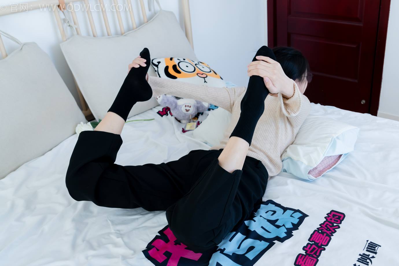 图片[112]-物恋传媒 NO.2290 茯苓-板鞋、皮鞋、白船袜、黑棉袜、皮筋绑脚老头乐挠脚剧情[150P] – 速更版-美库