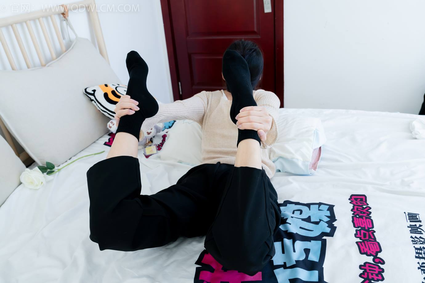 图片[114]-物恋传媒 NO.2290 茯苓-板鞋、皮鞋、白船袜、黑棉袜、皮筋绑脚老头乐挠脚剧情[150P] – 速更版-美库