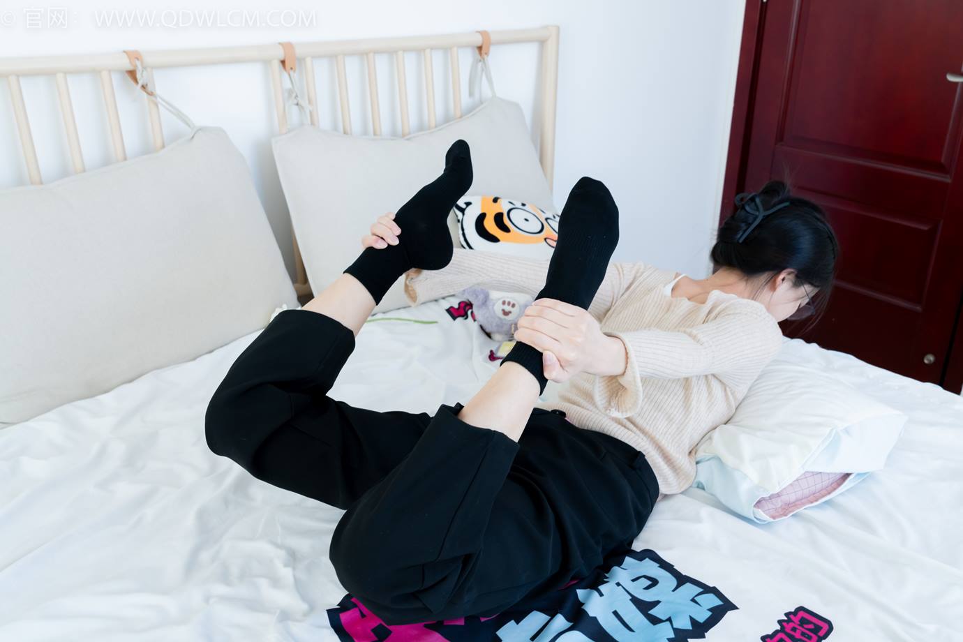 图片[115]-物恋传媒 NO.2290 茯苓-板鞋、皮鞋、白船袜、黑棉袜、皮筋绑脚老头乐挠脚剧情[150P] – 速更版-美库