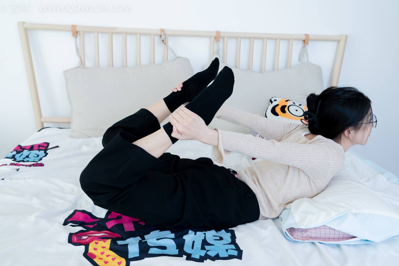 图片[116]-物恋传媒 NO.2290 茯苓-板鞋、皮鞋、白船袜、黑棉袜、皮筋绑脚老头乐挠脚剧情[150P] – 速更版-美库