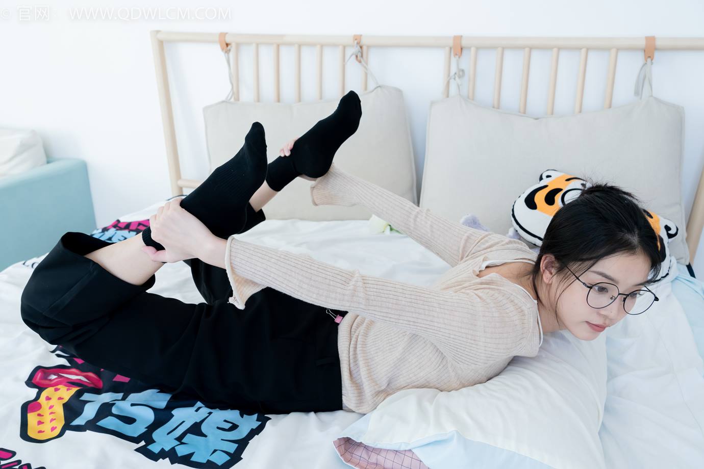 图片[119]-物恋传媒 NO.2290 茯苓-板鞋、皮鞋、白船袜、黑棉袜、皮筋绑脚老头乐挠脚剧情[150P] – 速更版-美库