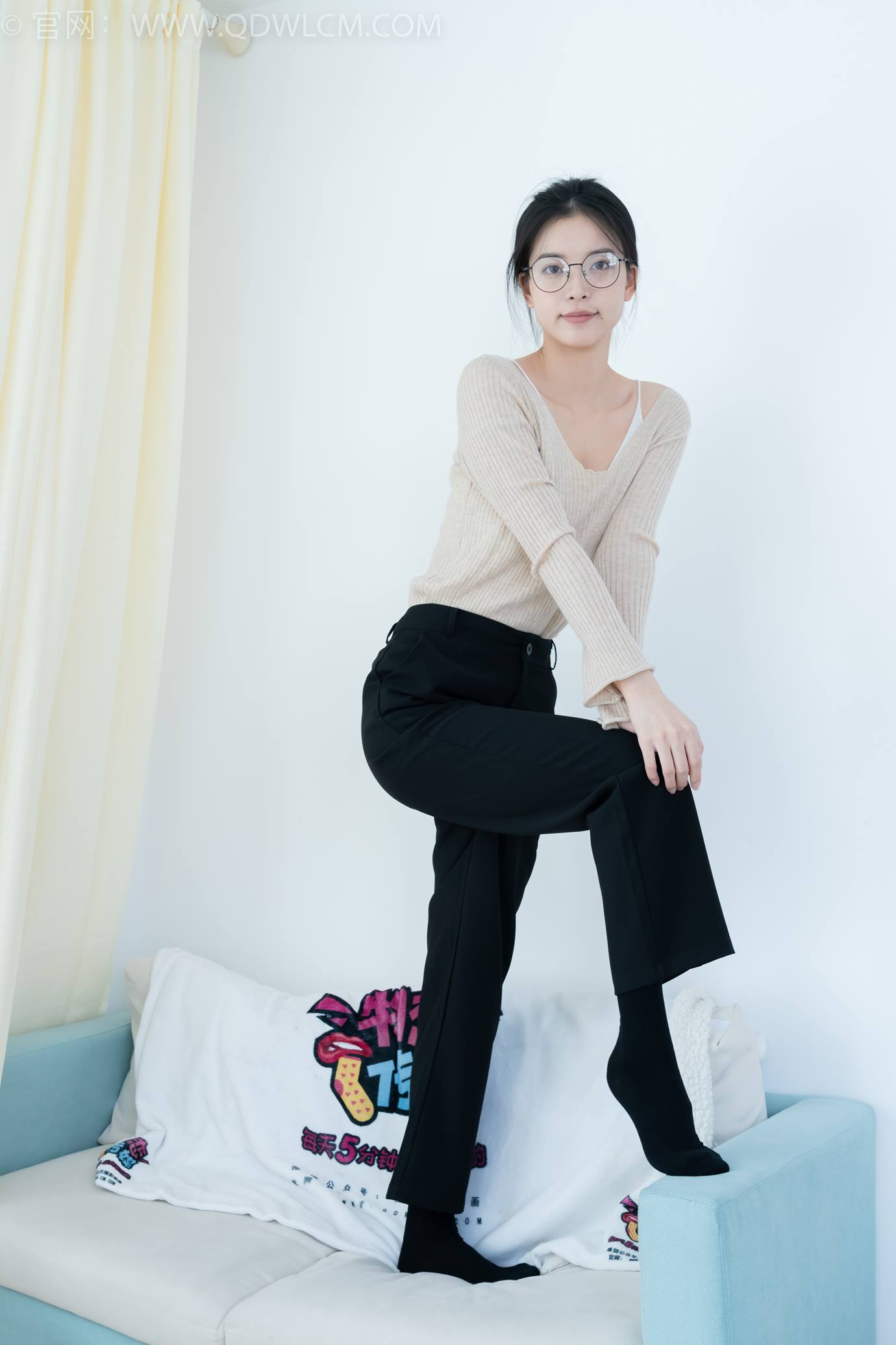 图片[136]-物恋传媒 NO.2290 茯苓-板鞋、皮鞋、白船袜、黑棉袜、皮筋绑脚老头乐挠脚剧情[150P] – 速更版-美库