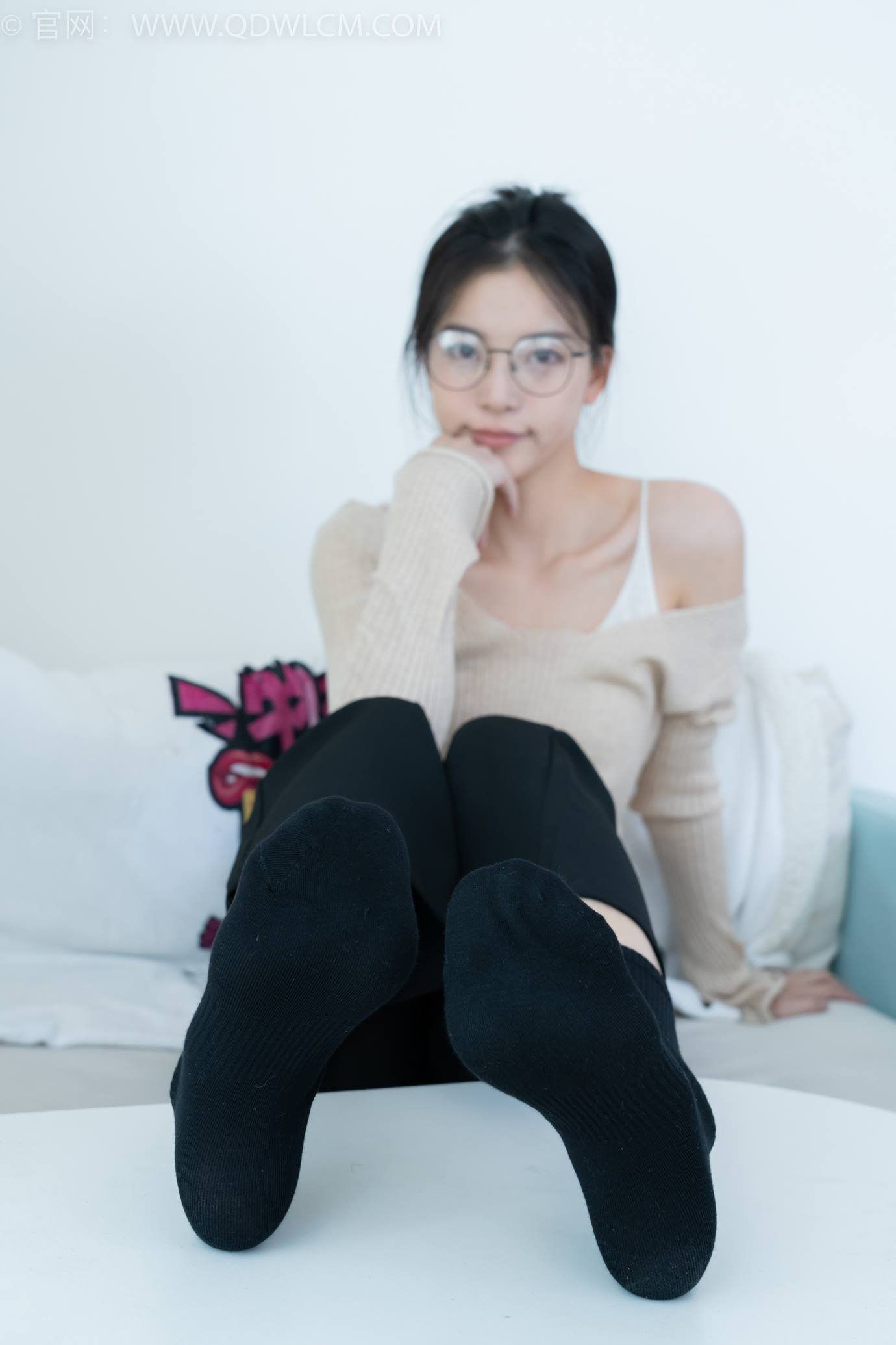 图片[142]-物恋传媒 NO.2290 茯苓-板鞋、皮鞋、白船袜、黑棉袜、皮筋绑脚老头乐挠脚剧情[150P] – 速更版-美库