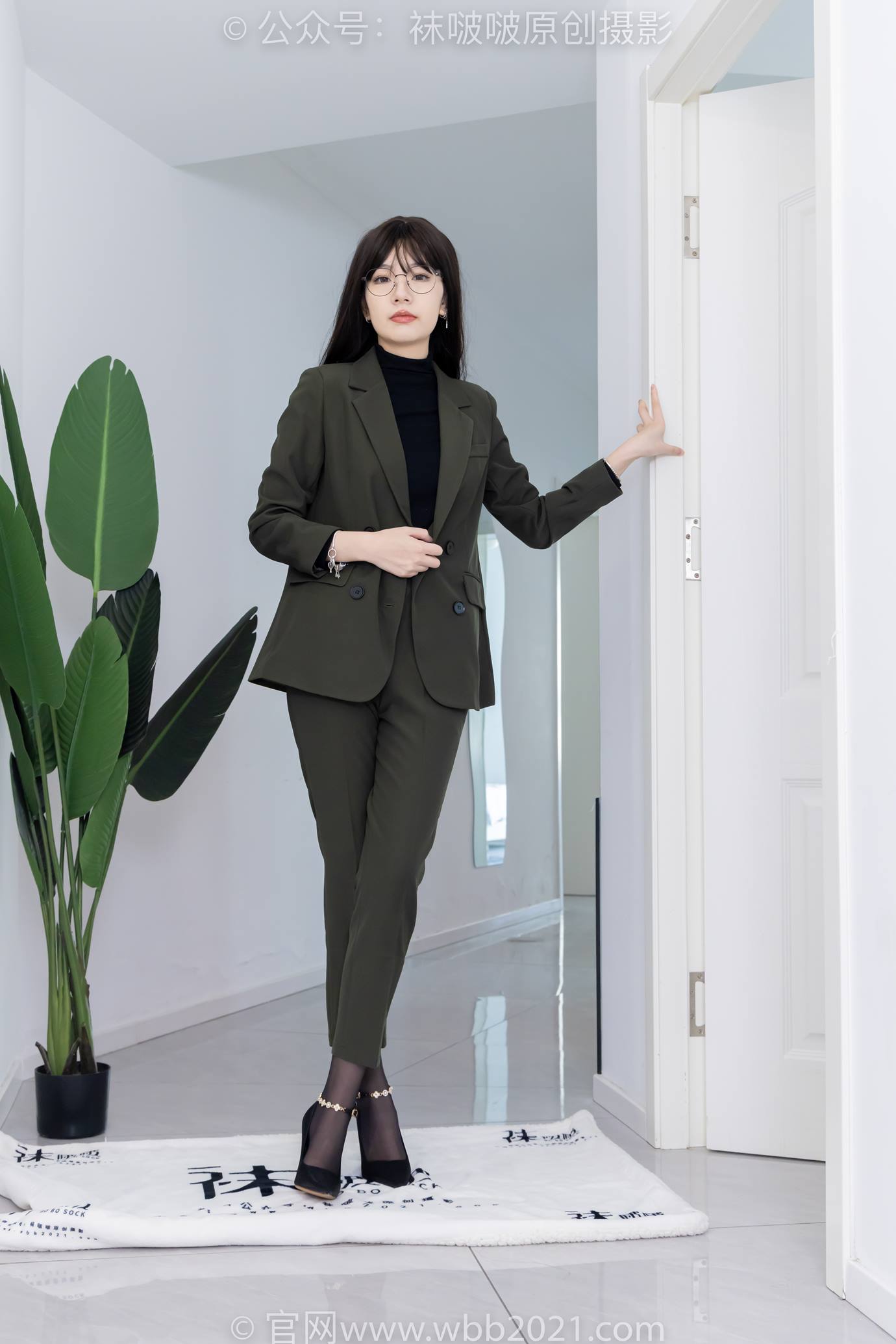 图片[101]-[BoBoSocks袜啵啵]NO.519 小甜豆 高跟鞋、薄黑丝、裸足、ol制服、裤里丝[100P] – 速更版-美库