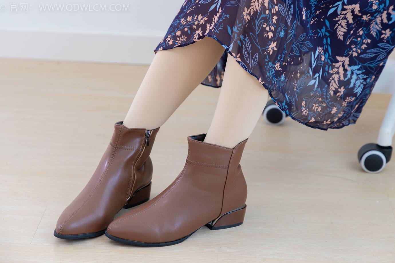 图片[11]-物恋传媒 NO.2292 小酒-短靴、厚肉丝、踩小蛋糕剧情[106P] – 速更版-美库