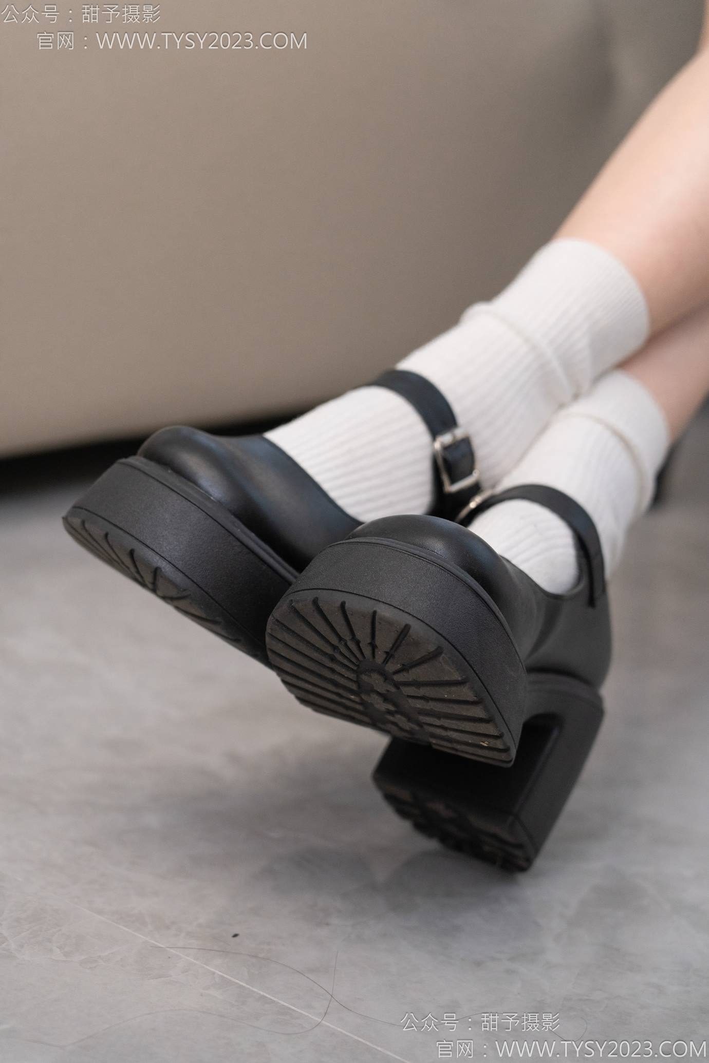 图片[26]-甜予摄影 NO.127 丹丹-皮鞋、白棉袜、裸足[145P] – 速更版-美库