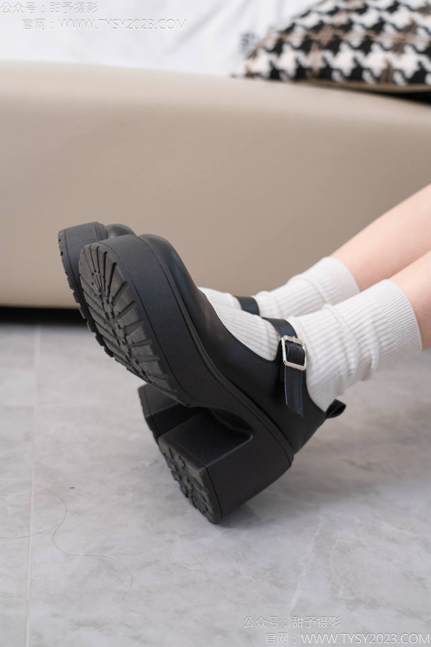 图片[44]-甜予摄影 NO.127 丹丹-皮鞋、白棉袜、裸足[145P] – 速更版-美库