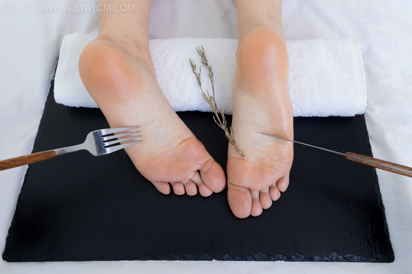 图片[71]-物恋传媒 NO.2299 泡泡-板鞋、白棉袜、裸足、裸足刀叉摆盘剧情[208P] – 速更版-美库