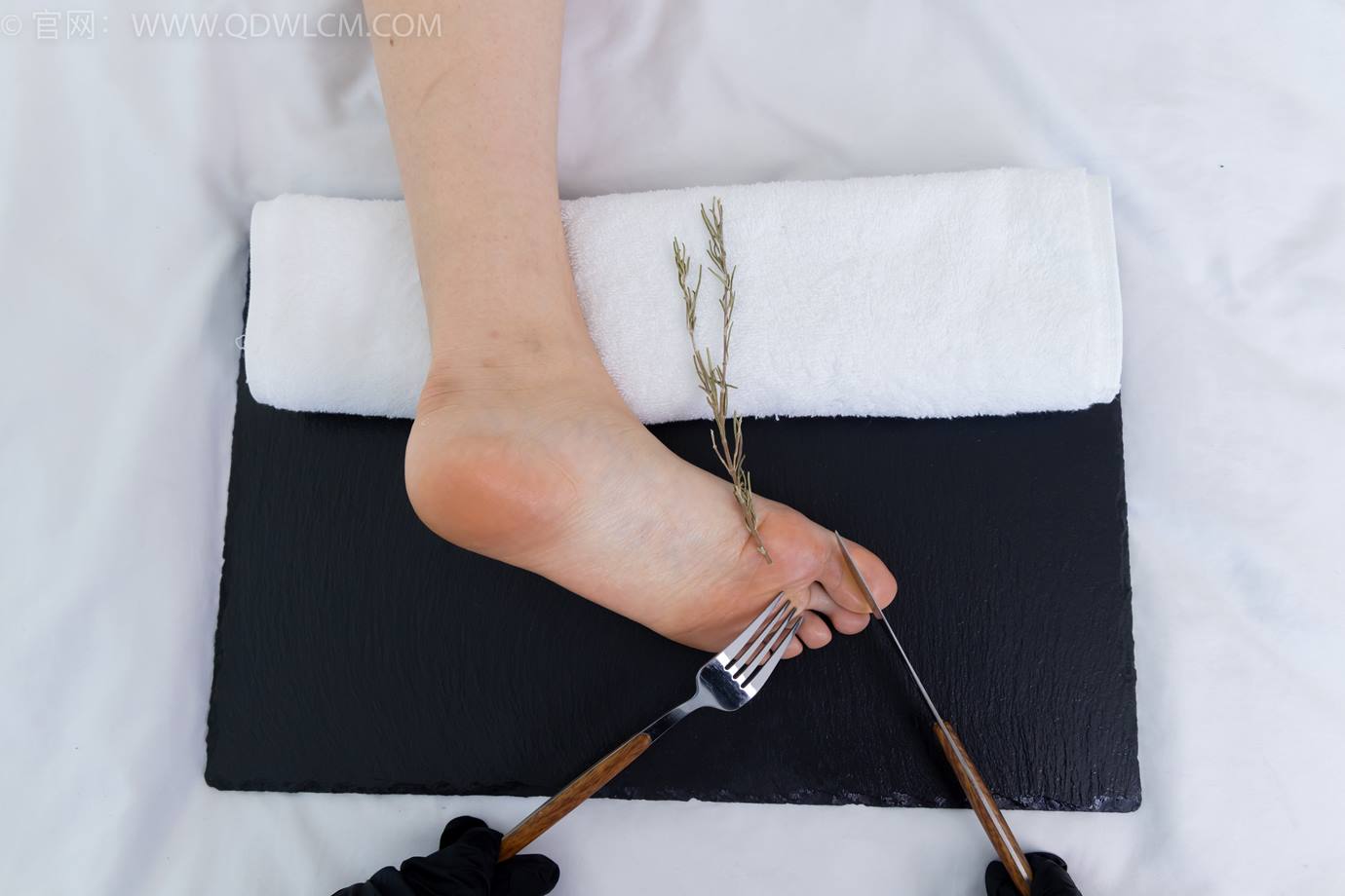 图片[95]-物恋传媒 NO.2299 泡泡-板鞋、白棉袜、裸足、裸足刀叉摆盘剧情[208P] – 速更版-美库