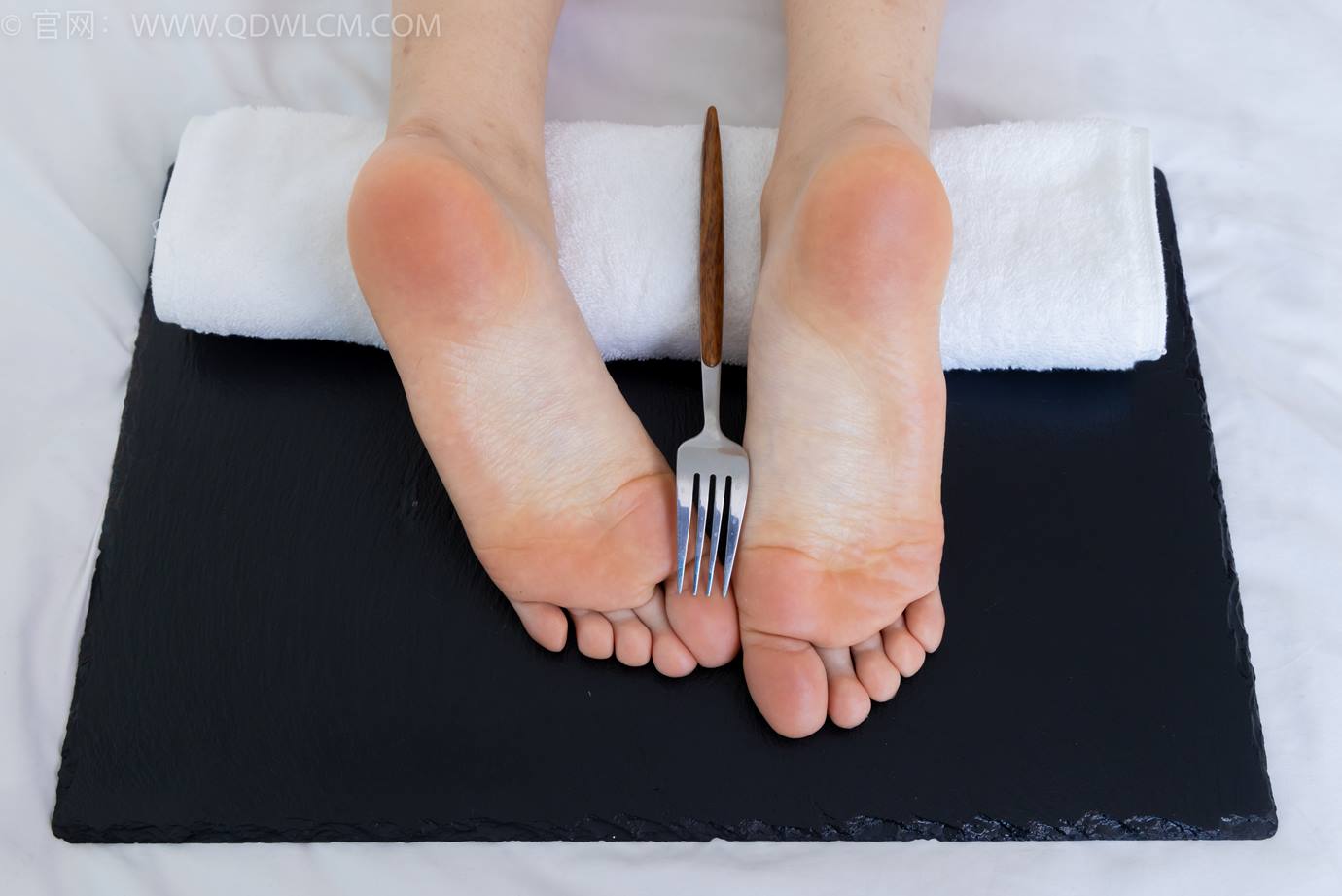 图片[102]-物恋传媒 NO.2299 泡泡-板鞋、白棉袜、裸足、裸足刀叉摆盘剧情[208P] – 速更版-美库